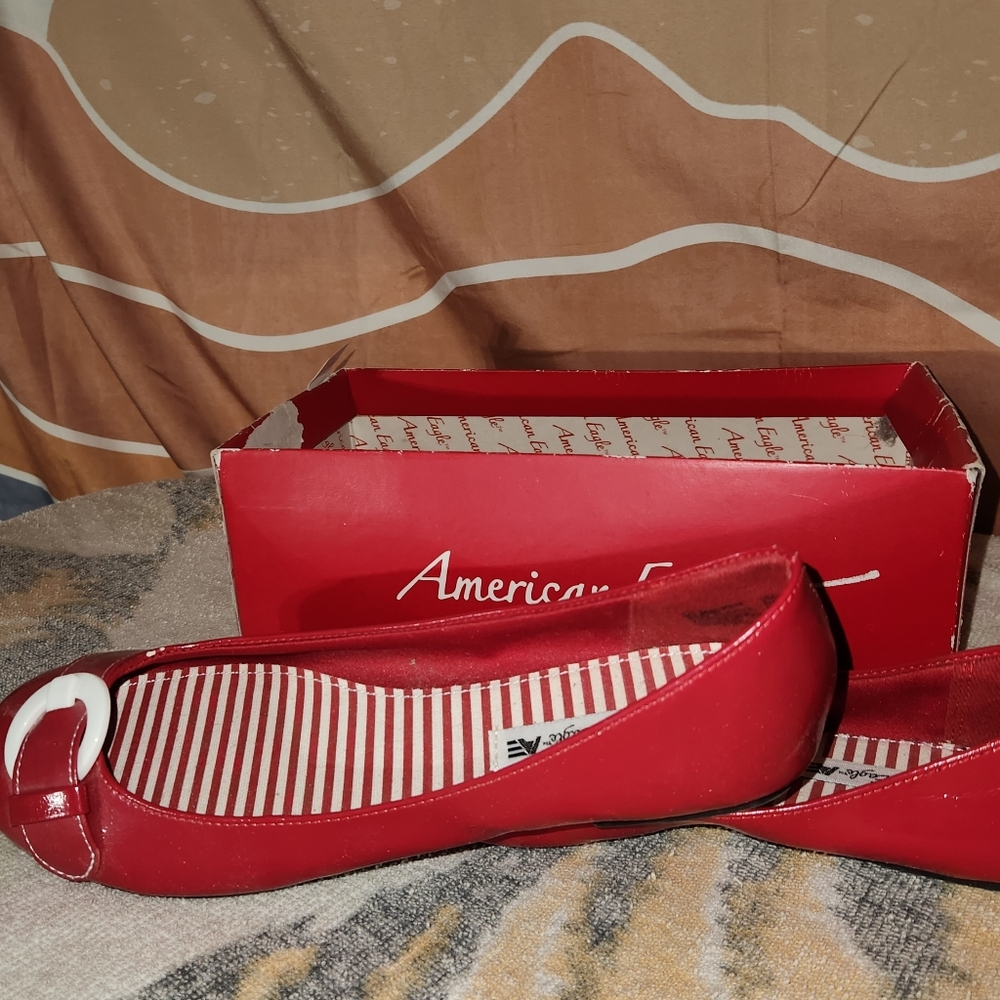 American Eagle Red Flats 6.5 - Picture 3 of 6